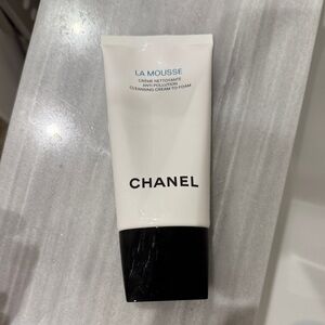 CHANEL La Mousse Cleansing Foam in Black and White